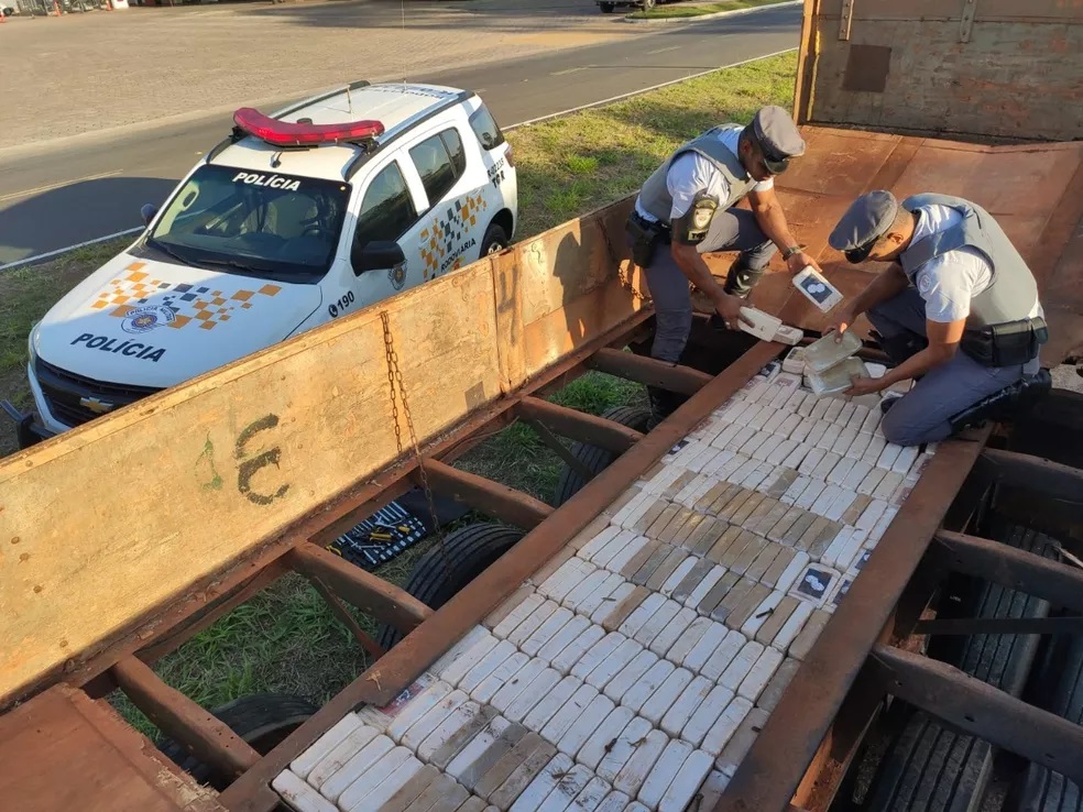 Fiscalização policial encontra fundo falso em carreta e apreende 255kg de pasta base de cocaína