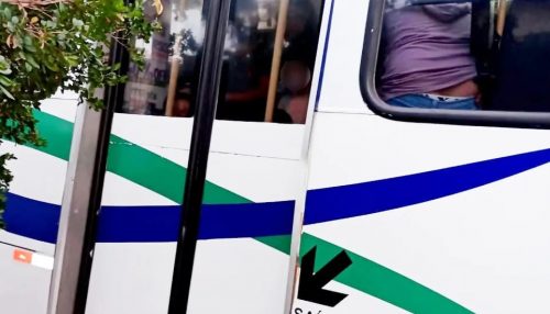 Mãe relata superlotação no transporte escolar: “Vão esperar acontecer uma tragédia pra fazer alguma coisa?”