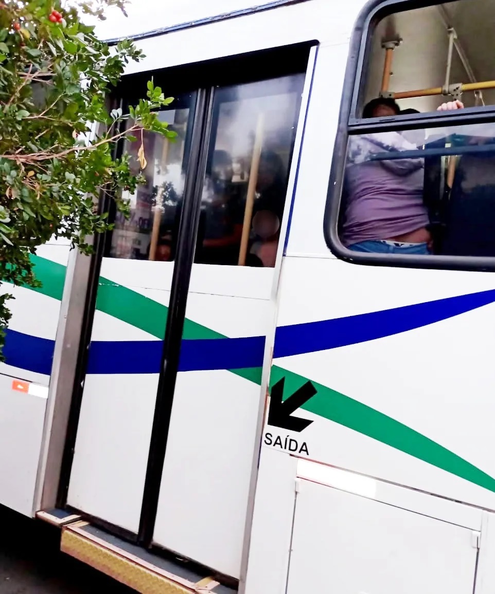 Mãe relata superlotação no transporte escolar: “Vão esperar acontecer uma tragédia pra fazer alguma coisa?”