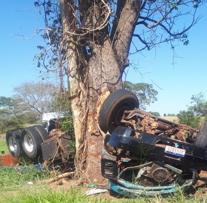 Acidente com caminhão faz duas mortes e deixa um ferido em Pacaembu