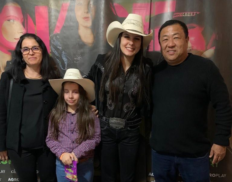 Supermercado Mituo realiza o sonho da pequena Lívia Bianco Garcia, de 10 anos: conhecer a cantora Ana Castela