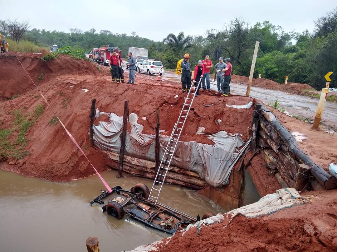 Caminhonete caiu no Córrego da Vicinal  que liga Bastos a Rodovia SP-425