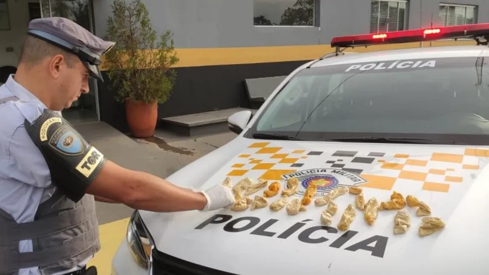 Polícia apreende mais de 160 invólucros de cocaína líquida que eram transportados em estômagos de bolivianos