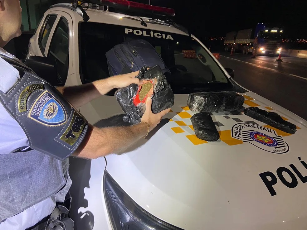 Tabletes de maconha são encontrados em mochila e homem é preso em Presidente Venceslau