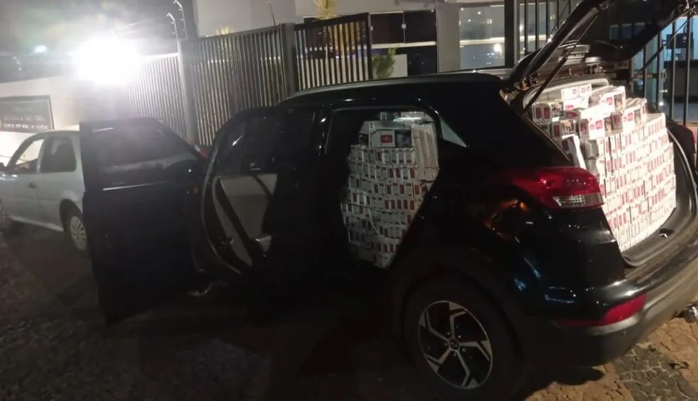 Polícia Militar apreende carro lotado de cigarros contrabandeados do Paraguai, em Tupi Paulista
