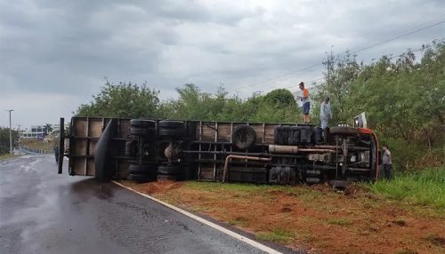 Caminhão baú tomba na SP-294 em Adamantina