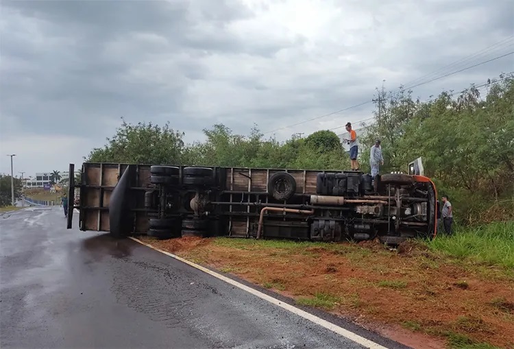 Caminhão baú tomba na SP-294 em Adamantina