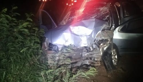 Após carro colidir com caminhão canavieiro, casal morre no acesso da Rodovia General Euclides de Oliveira Figueiredo, em Mirante do Paranapanema