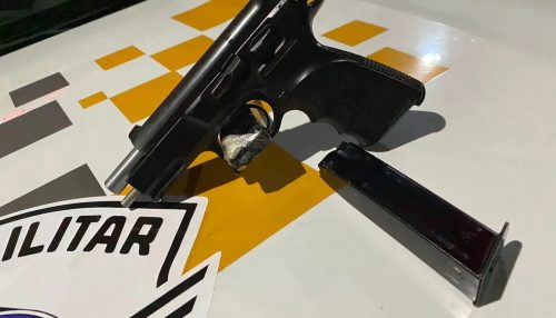 Passageira de ônibus acaba presa após polícia encontrar pistola de origem israelense em mochila