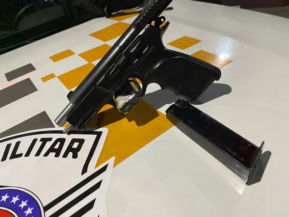 Passageira de ônibus acaba presa após polícia encontrar pistola de origem israelense em mochila