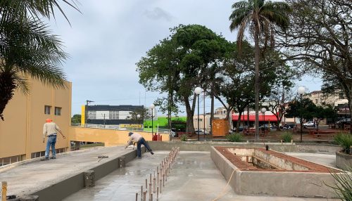 Praça Élio Micheloni terá fonte luminosa