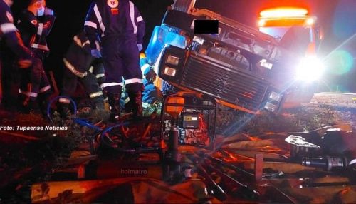 Caminhoneiro fica preso nas ferragens por uma hora após acidente