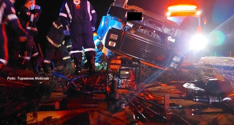 Caminhoneiro fica preso nas ferragens por uma hora após acidente