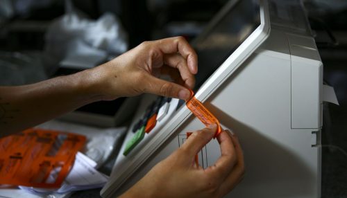 Justiça Eleitoral inicia carga e lacração das urnas em São Paulo