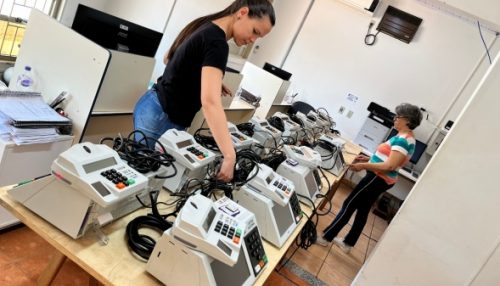 Justiça Eleitoral em Adamantina faz a preparação das urnas eletrônicas para as eleições de domingo