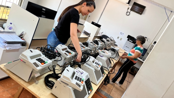 Justiça Eleitoral em Adamantina faz a preparação das urnas eletrônicas para as eleições de domingo