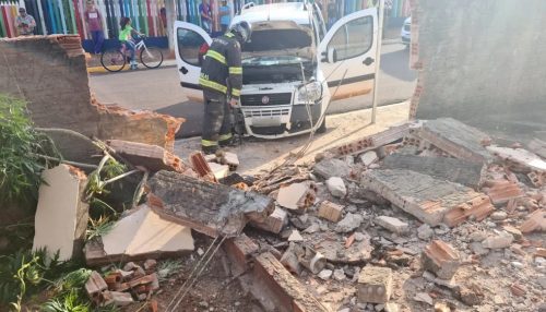 Muro é quebrado e casa é invadida por carro com duas crianças, em Rosana