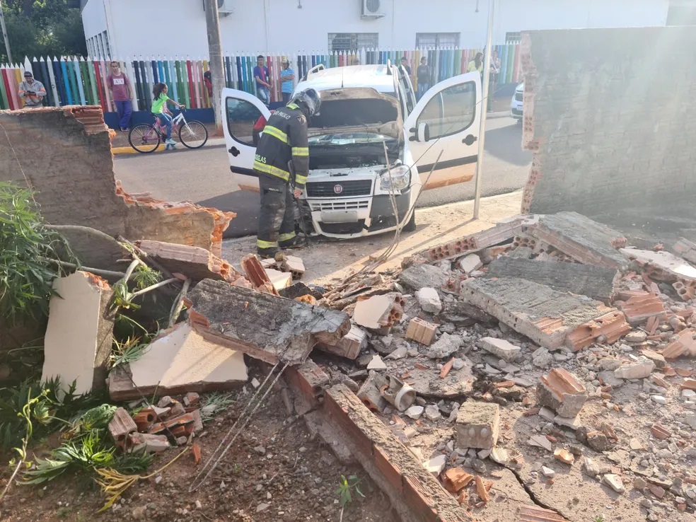 Muro é quebrado e casa é invadida por carro com duas crianças, em Rosana