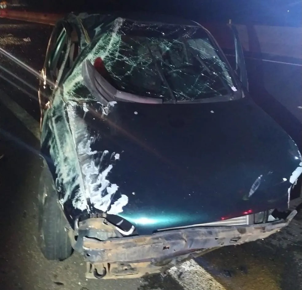 Morrem jovem atropelado e motorista que capotou ao tentar desviar do corpo, na Rodovia Raposo Tavares