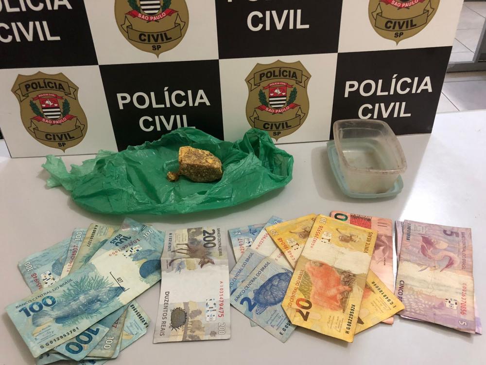 Homem de 52 anos é preso em flagrante após Polícia Civil encontrar droga, dinheiro e anotações para o tráfico, em Parapuã