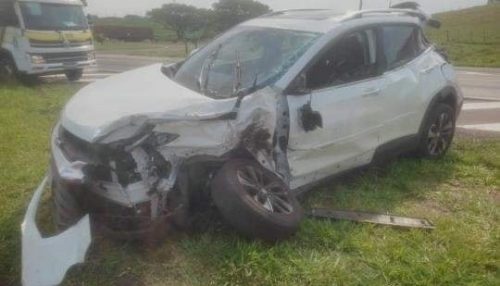 Acidente grave entre caminhão de bebidas e carro de passeio