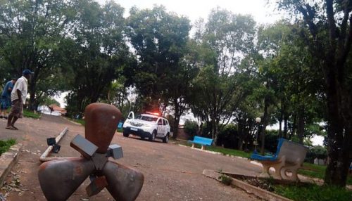 Mulher fica ferida após queda de poste na praça do Alberto Lang