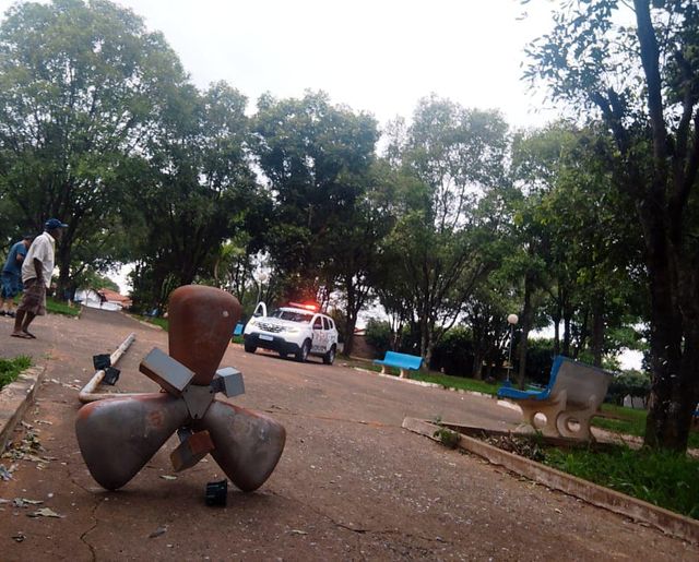 Mulher fica ferida após queda de poste na praça do Alberto Lang
