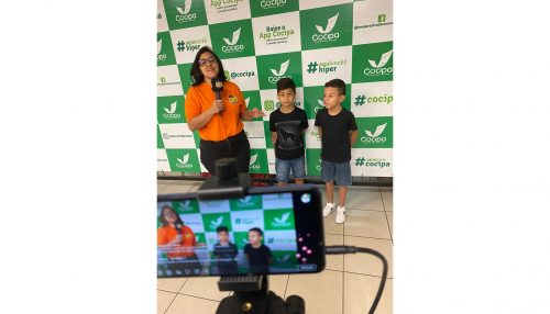 Hiper criança feliz com os Transformes e o Homem de Ferro na COCIPA