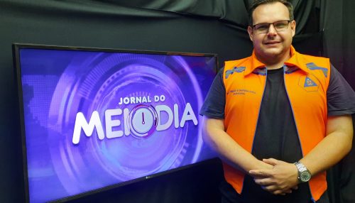 Após ventania em Lucélia, residências destelhadas, a  Defesa Cívil leva família para ficar em hotel