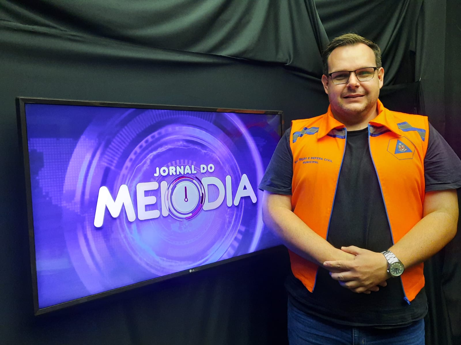 Após ventania em Lucélia, residências destelhadas, a  Defesa Cívil leva família para ficar em hotel