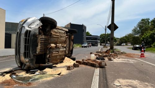 Em acidente, veículo tomba na Avenida Moysés Justino da Silva