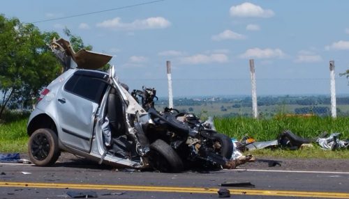 Duas pessoas morrem em grave acidente na Rodovia Júlio Budiski envolvendo carro e caminhão em Álvares Machado