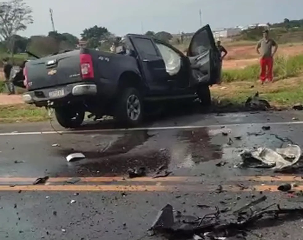 Colisão entre caminhão e caminhonete é registrada na Rodovia Comandante João Ribeiro de Barros, em Parapuã