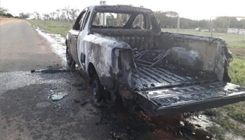 Picape pega fogo após condutor transportar churrasqueira acesa na carroceria, em Panorama