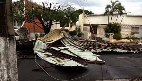 Temporal arranca parte da cobertura da Igreja Matriz de Lucélia
