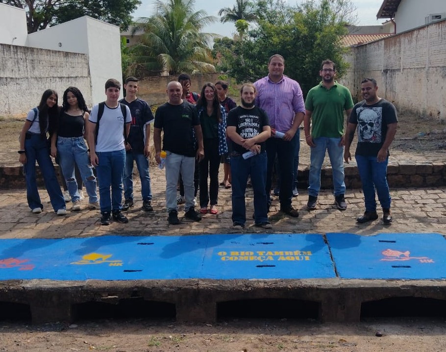 Alunos da EE Helen Keller desenvolvem, em parceria com a SAAMA, atividade de conscientização ambiental nas áreas centrais da cidade de Adamantina
