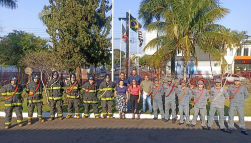 Pelotão de Bombeiros de Adamantina homenageia funcionários da Secretaria de Saúde