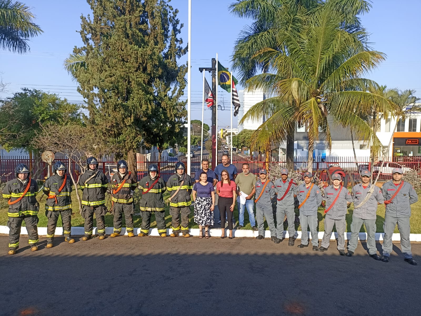 Pelotão de Bombeiros de Adamantina homenageia funcionários da Secretaria de Saúde
