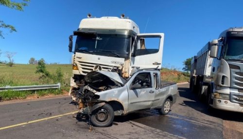 Homem de 53 anos morre após picape e caminhão baterem de frente em rodovia da região