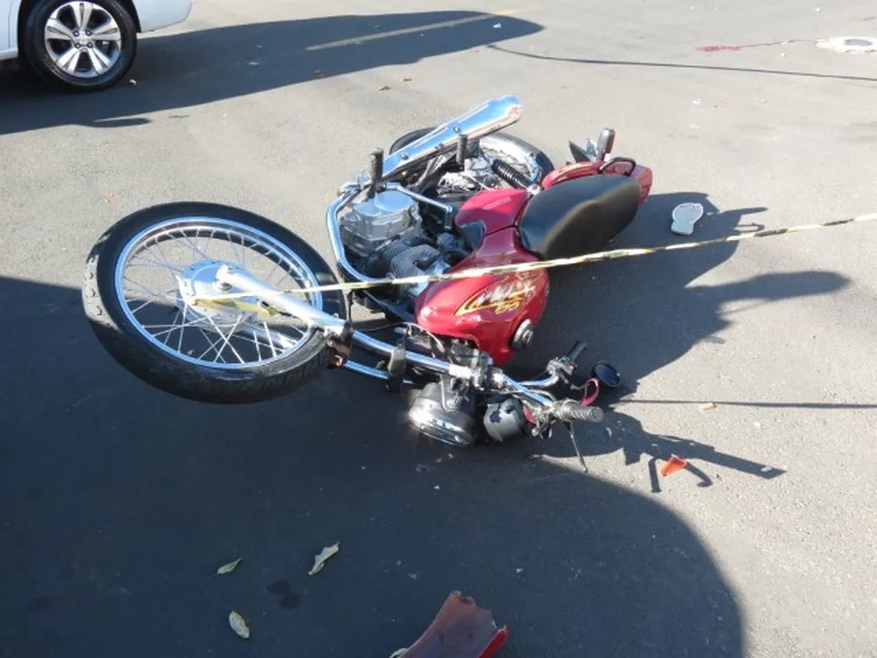 Motociclista fica gravemente ferido após colidir moto que dirigia contra carro, em Dracena
