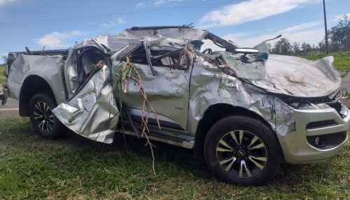 S10 capota em Iacri na manhã de hoje (15)