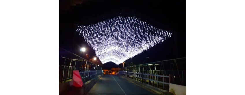 Instalação dos enfeites de natal continua no Pontilhão da Rua Joaquim Nabuco