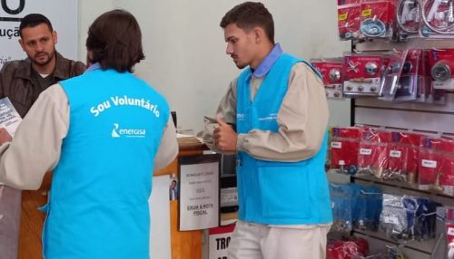 Equipes da Energisa visitam obras e lojas da construção civil para alertar sobre riscos de acidentes com a rede elétrica