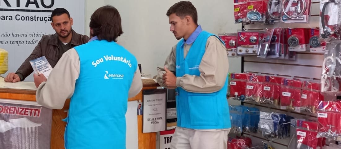 Equipes da Energisa visitam obras e lojas da construção civil para alertar sobre riscos de acidentes com a rede elétrica