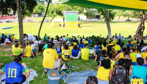 Telão, parque, amigos e familiares foi assim que os torcedores adamantinenses assistiram o jogo do Brasil.