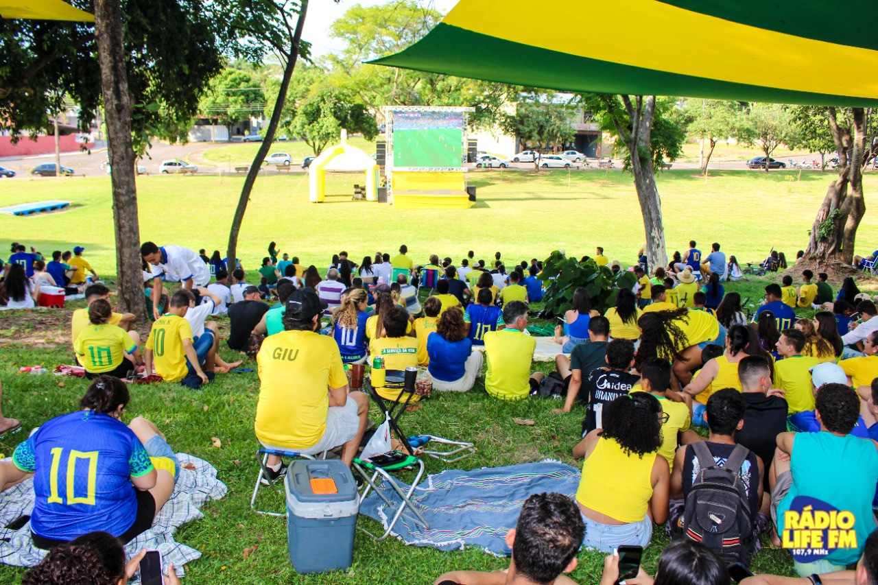 Telão, parque, amigos e familiares foi assim que os torcedores adamantinenses assistiram o jogo do Brasil.