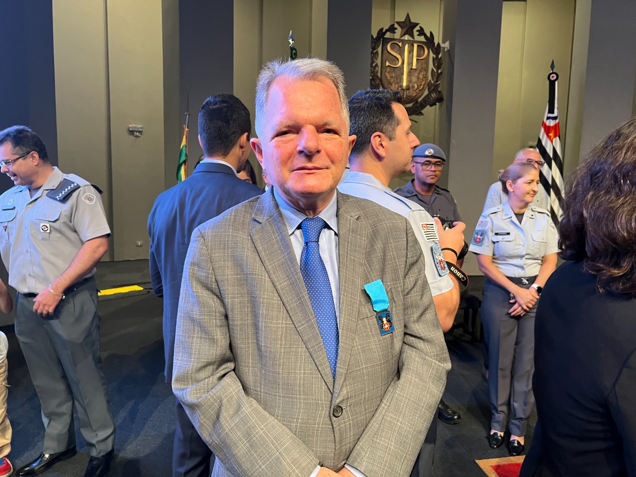 Deputado Mauro Bragato recebe medalha da Casa Militar