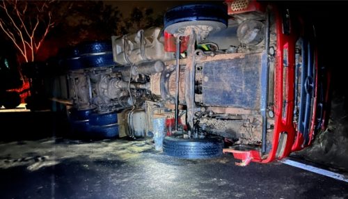 Bitrem canavieiro tomba na alça de acesso da vicinal Salto Botelho à SP-294; condutor não se feriu