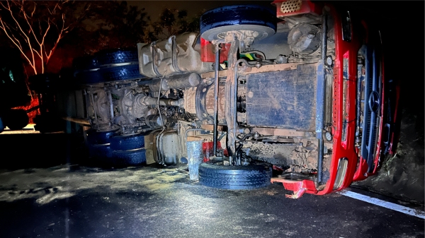 Bitrem canavieiro tomba na alça de acesso da vicinal Salto Botelho à SP-294; condutor não se feriu