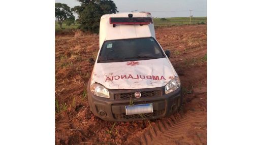 Ambulância tenta desviar de cavalo e capota na Rodovia Engenheiro Byron de Azevedo Nogueira, em Ouro Verde